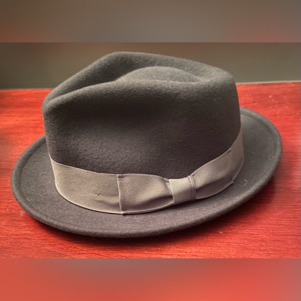 Goorin Bros. Evergreen Wool
Fedora Hat Sz. Medium. CHARCOAL color.